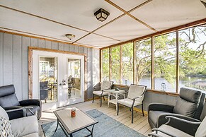 Bayfront Haven: Group Getaway in Milton!