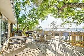 Bayfront Haven: Group Getaway in Milton!