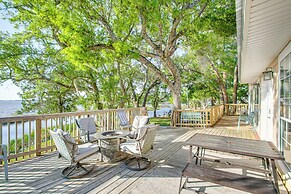 Bayfront Haven: Group Getaway in Milton!