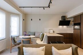 Huswell - Modern Family Flat Steps From the sea