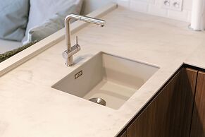 Huswell - Modern Family Flat Steps From the sea