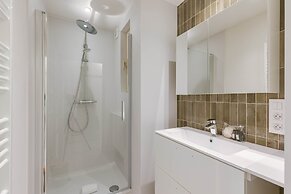 Huswell - Modern Family Flat Steps From the sea