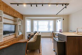 Huswell - Modern Family Flat Steps From the sea