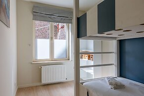 Huswell - Modern Family Flat Steps From the sea