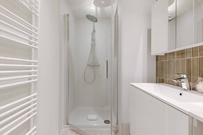 Huswell - Modern Family Flat Steps From the sea