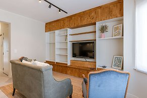 Huswell - Modern Family Flat Steps From the sea