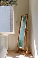 Huswell - Modern Family Flat Steps From the sea