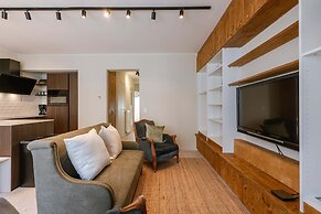 Huswell - Modern Family Flat Steps From the sea