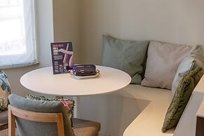 Huswell - Modern Family Flat Steps From the sea