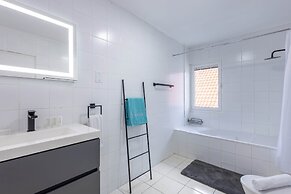 Chic City View Residence by the Bay