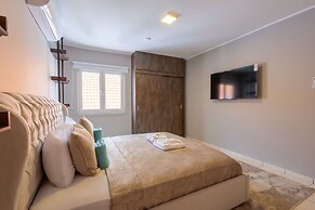 Chic City View Residence by the Bay