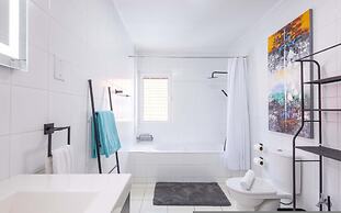 Chic City View Residence by the Bay