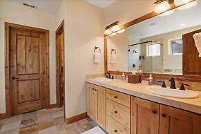 Midway 4 Bedroom Golf Course Luxury Turnberry 23 Home