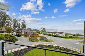 Panoramic Ocean Views Modern Coastal Escape 3 Bedroom Home