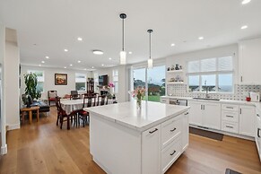 Panoramic Ocean Views Modern Coastal Escape 3 Bedroom Home