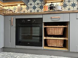 House Sleeps 10-garden-parking-nearbarryisland