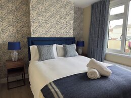 House Sleeps 10-garden-parking-nearbarryisland