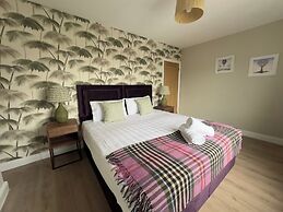 House Sleeps 10-garden-parking-nearbarryisland
