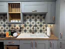 House Sleeps 10-garden-parking-nearbarryisland