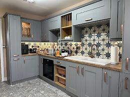 House Sleeps 10-garden-parking-nearbarryisland