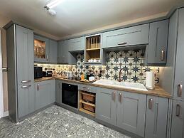 House Sleeps 10-garden-parking-nearbarryisland