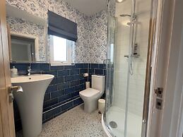 House Sleeps 10-garden-parking-nearbarryisland