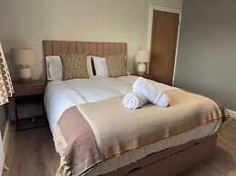 House Sleeps 10-garden-parking-nearbarryisland