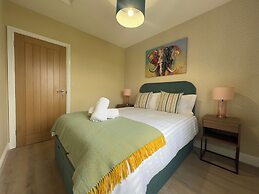 House Sleeps 10-garden-parking-nearbarryisland