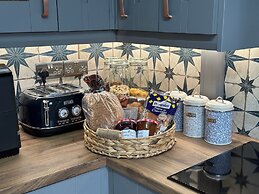 House Sleeps 10-garden-parking-nearbarryisland