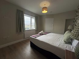 House Sleeps 10-garden-parking-nearbarryisland