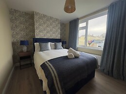 House Sleeps 10-garden-parking-nearbarryisland