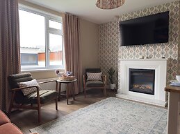 House Sleeps 10-garden-parking-nearbarryisland