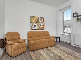 Cosy Apartment - Sleeps 4 & Stunning Views