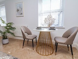The Salisbury Apartment 404