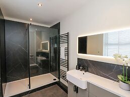 The Salisbury Apartment 404