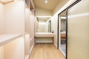 Luxury 5BR Poolhouse & Theater - 2mins to BTS