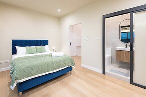 Luxury 5BR Poolhouse & Theater - 2mins to BTS