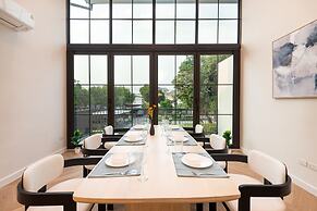 Luxury 5BR Poolhouse & Theater - 2mins to BTS