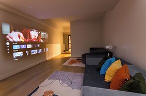 Luxury 5BR Poolhouse & Theater - 2mins to BTS