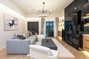 Luxury 5BR Poolhouse & Theater - 2mins to BTS