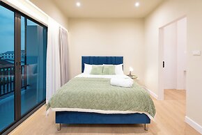 Luxury 5BR Poolhouse & Theater - 2mins to BTS