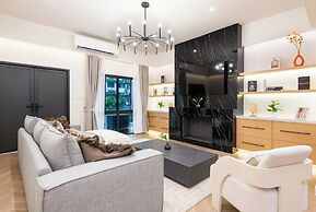 Luxury 5BR Poolhouse & Theater - 2mins to BTS