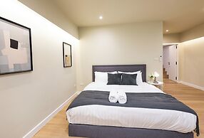 Luxury 5BR Poolhouse & Theater - 2mins to BTS