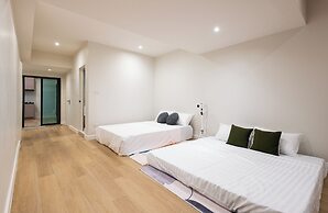 Luxury 5BR Poolhouse & Theater - 2mins to BTS