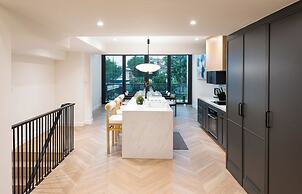 Luxury 5BR Poolhouse & Theater - 2mins to BTS