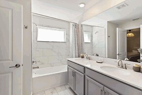 Ideal Location 5 min to Water Park