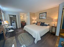 Manitou Lodge