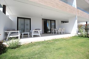 Happy Travel Jasmine Higueron