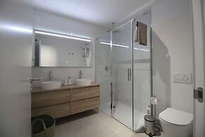 Happy Travel Jasmine Higueron