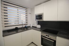 Happy Travel Jasmine Higueron